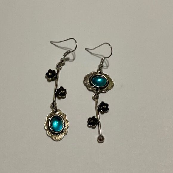 Beautiful Blue Flower Earrings NWT - Picture 2 of 3